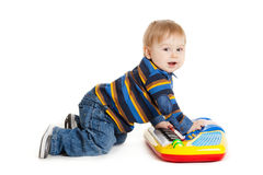 niño-pequeño-y-el-teclado-en-el-fondo-blanco-bebé-divertido-del-muchacho-29577378